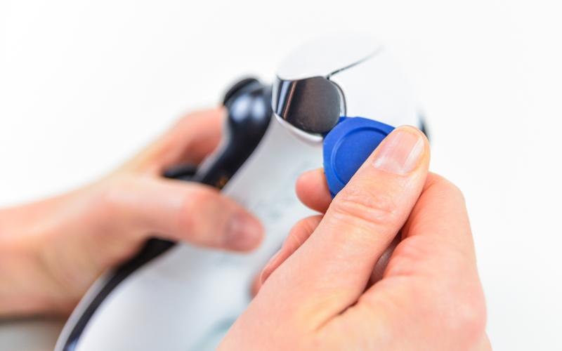 Bovenste schaaldeel van de controller losmaken