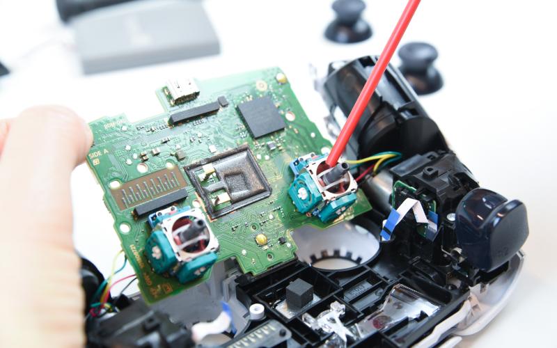 Contactpunten van de joysticks schoonblazen
