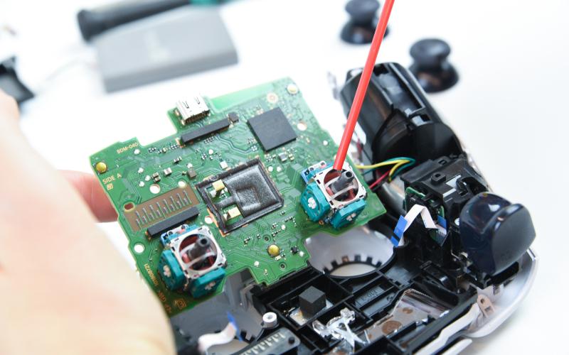 Contactpunten reinigen met contactspray