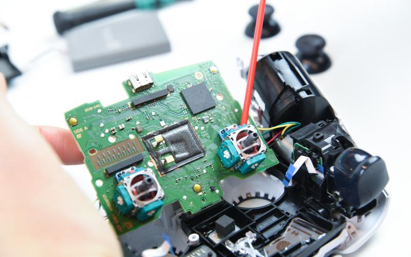 Contactpunten reinigen met contactspray