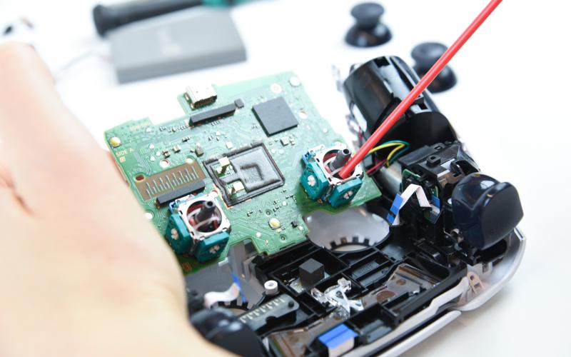 Contactpunten reinigen met contactspray