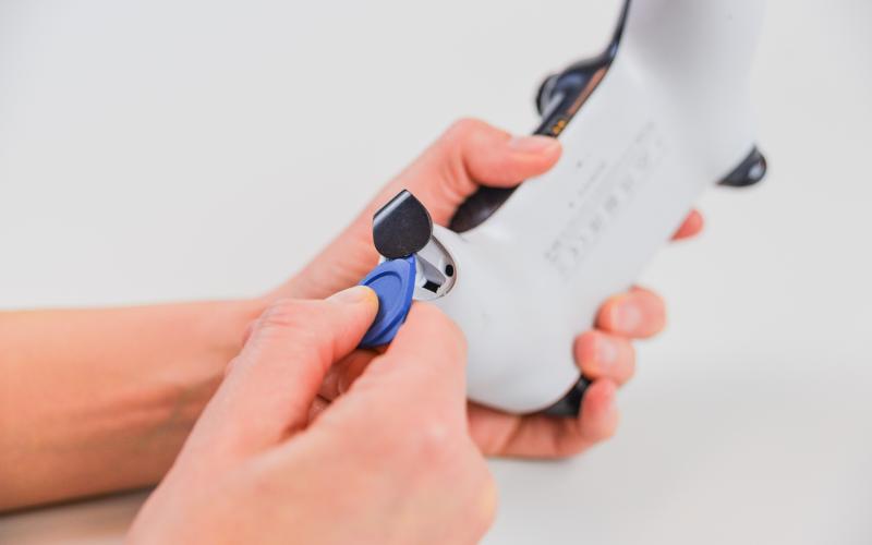 Bovenste schaaldeel van de controller losmaken