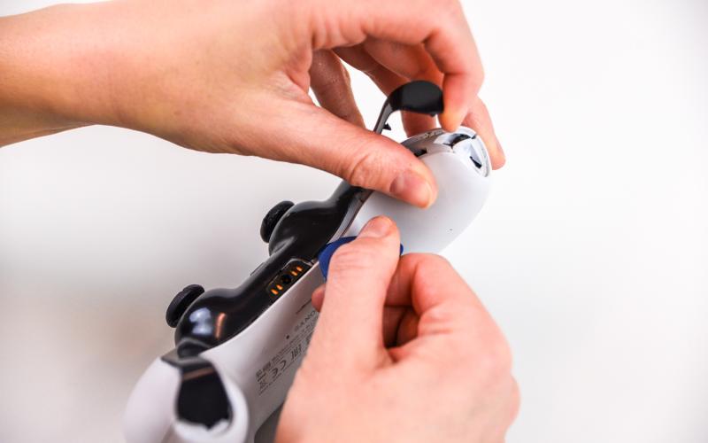 Bovenste schaaldeel van de controller losmaken
