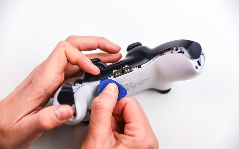 Bovenste schaaldeel van de controller losmaken