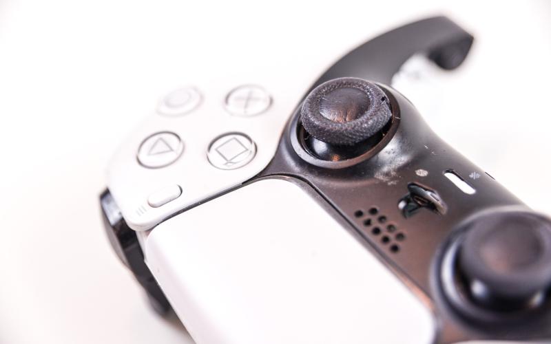 Bovenste schaaldeel van de controller losmaken