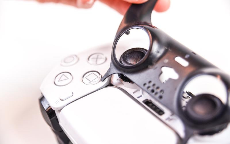 Bovenste schaaldeel van de controller losmaken