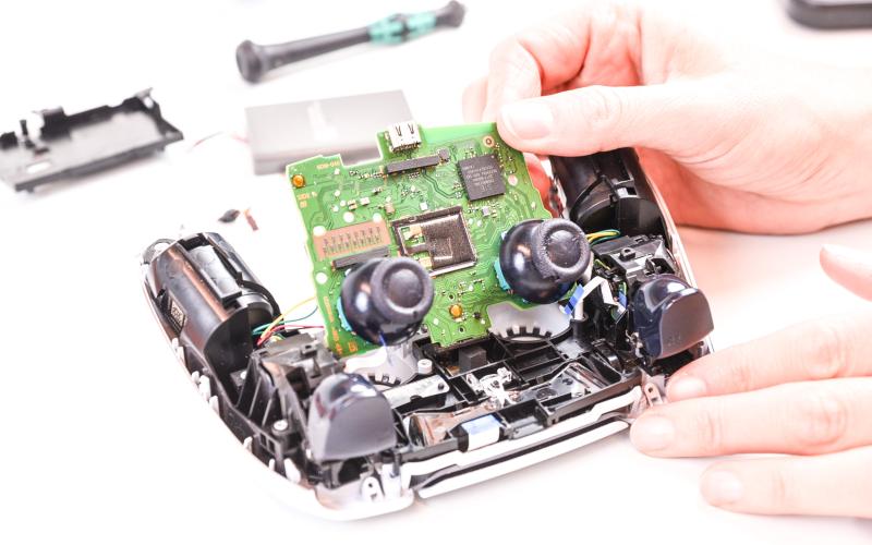 Printplaat omdraaien en joystickknoppen losmaken