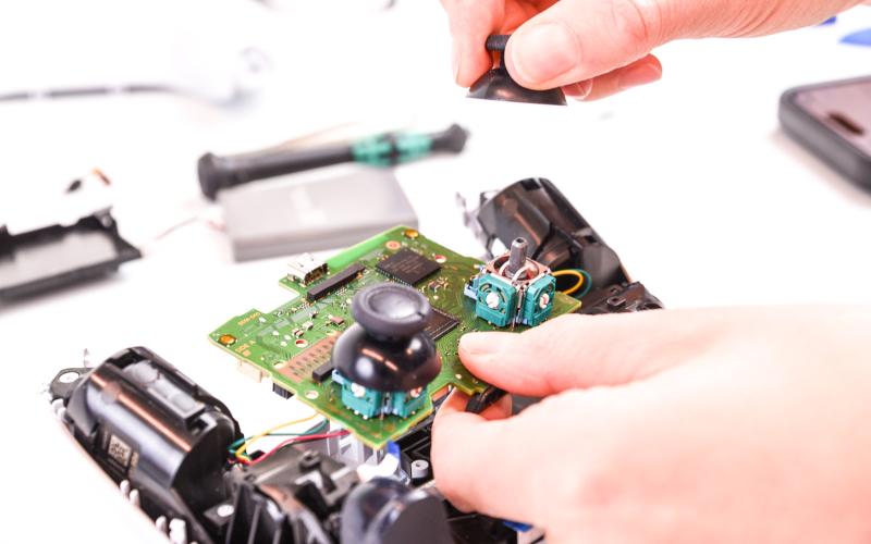 Printplaat omdraaien en joystickknoppen losmaken