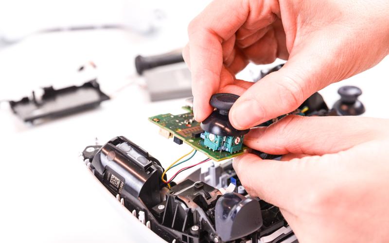 Printplaat omdraaien en joystickknoppen losmaken