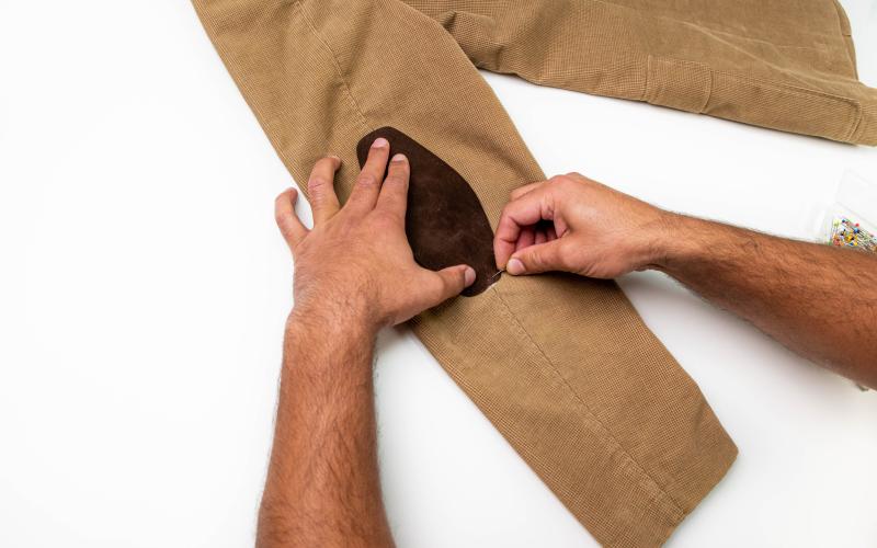 Fijar las coderas con alfileres